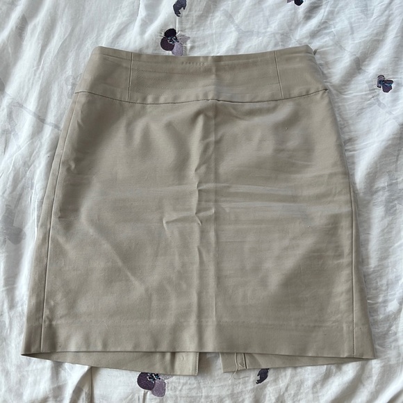 Banana Republic Dresses & Skirts - Banana republic cream skirt with side zipper